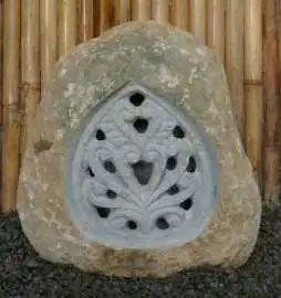 Artikelbild 1 des Artikels “Riverstone Laterne mit geschnitztem Motiv auf einer Seite, Licht kann durchscheinen! Durchschnittliche Größe 40 - 49cm Höhe “